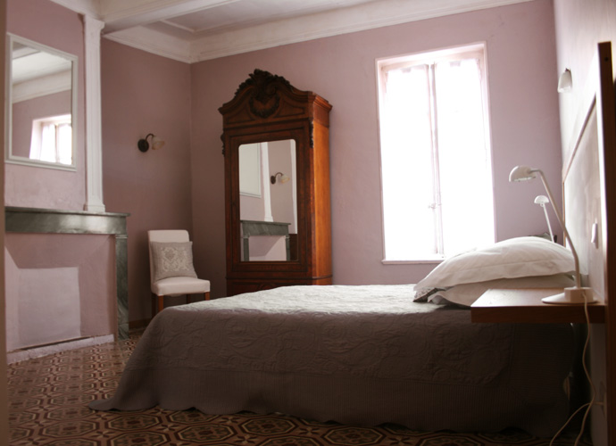 La Chambre Cheminée, large double bed