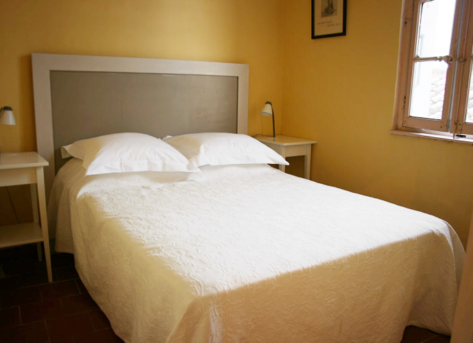 La Petite Chambre, small double bed