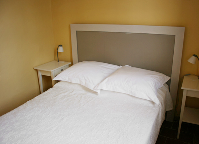 La Petite Chambre, small double bed