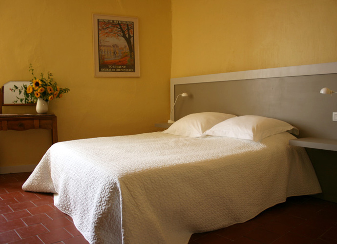 La Chambre Rouge, large double bed